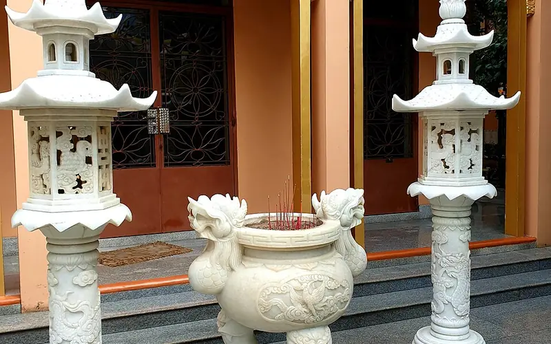 Lư hương đá trước chính điện chùa Bửu Thắng